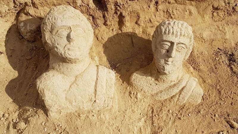 Lluvias exponen dos bustos romanos en Israel