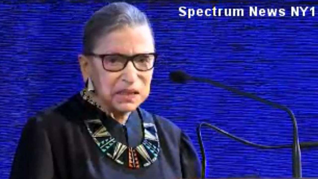 La jueza  Ruth Bader Ginsburg sale del hospital