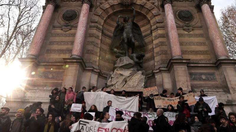 Estudiantes franceses paralizan el sistema universitario