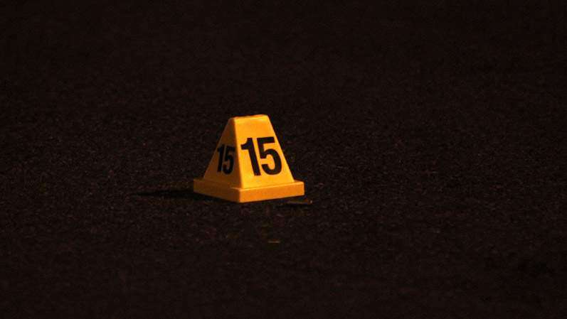 Hieren de bala un hombre desde un carro en movimiento