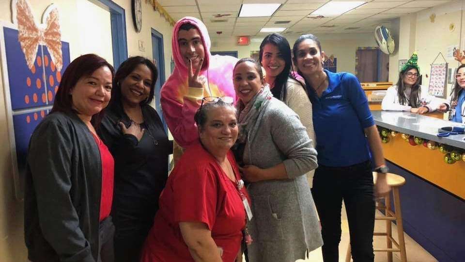 Bad Bunny lleva sus regalos al Hospital Pediátrico Universitario