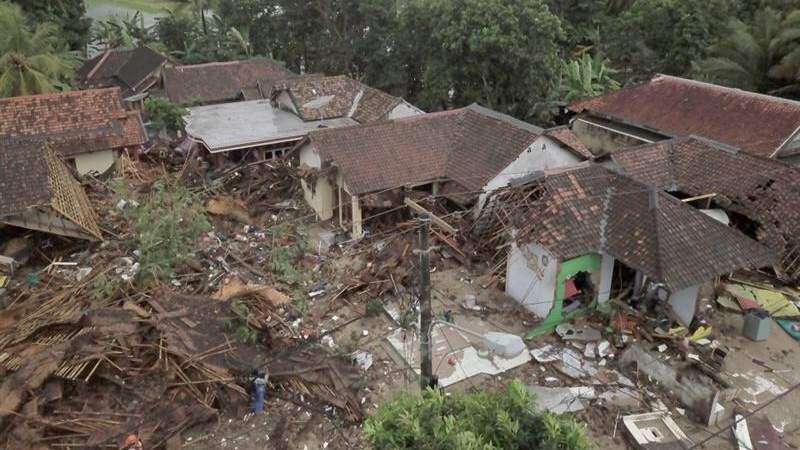 Aumentan a 373 los muertos por tsunami en Indonesia