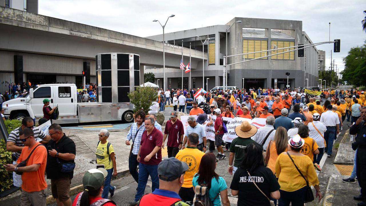 Parrandón de trabajadores reclama reducción de la aportación al plan médico