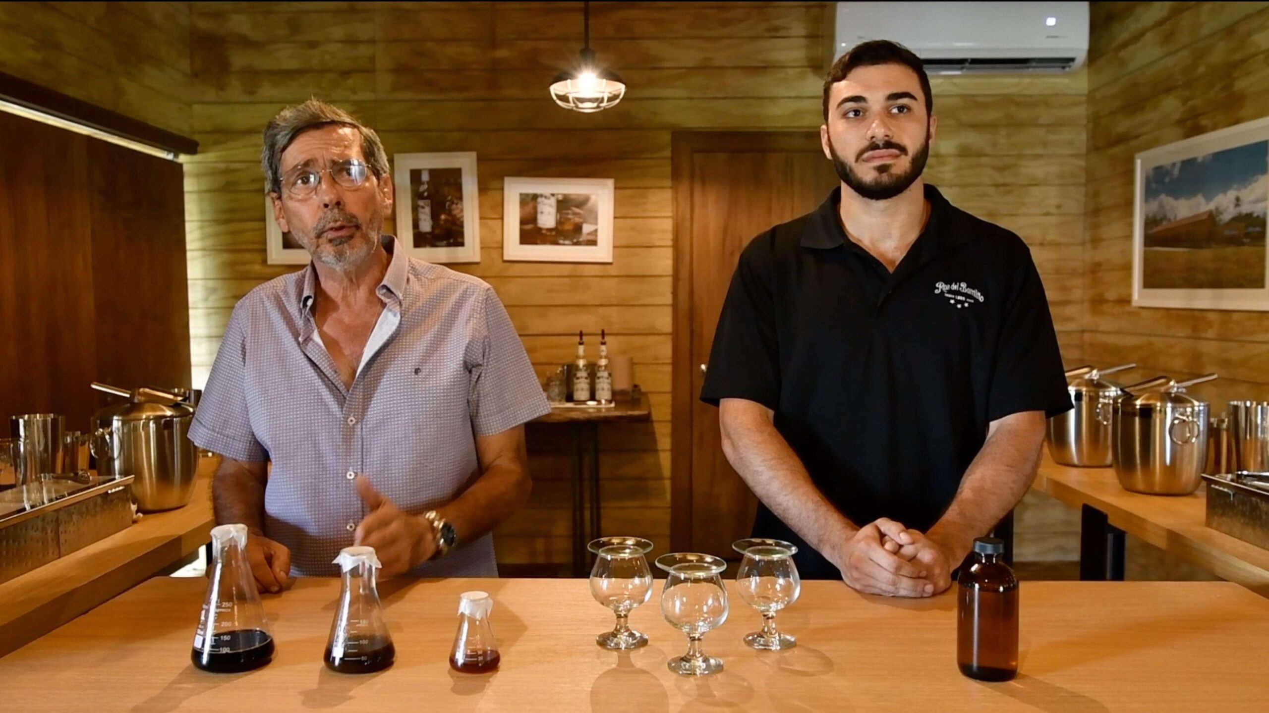 El arte de hacer ron pasa de maestro a aprendiz, como de padre a hijo