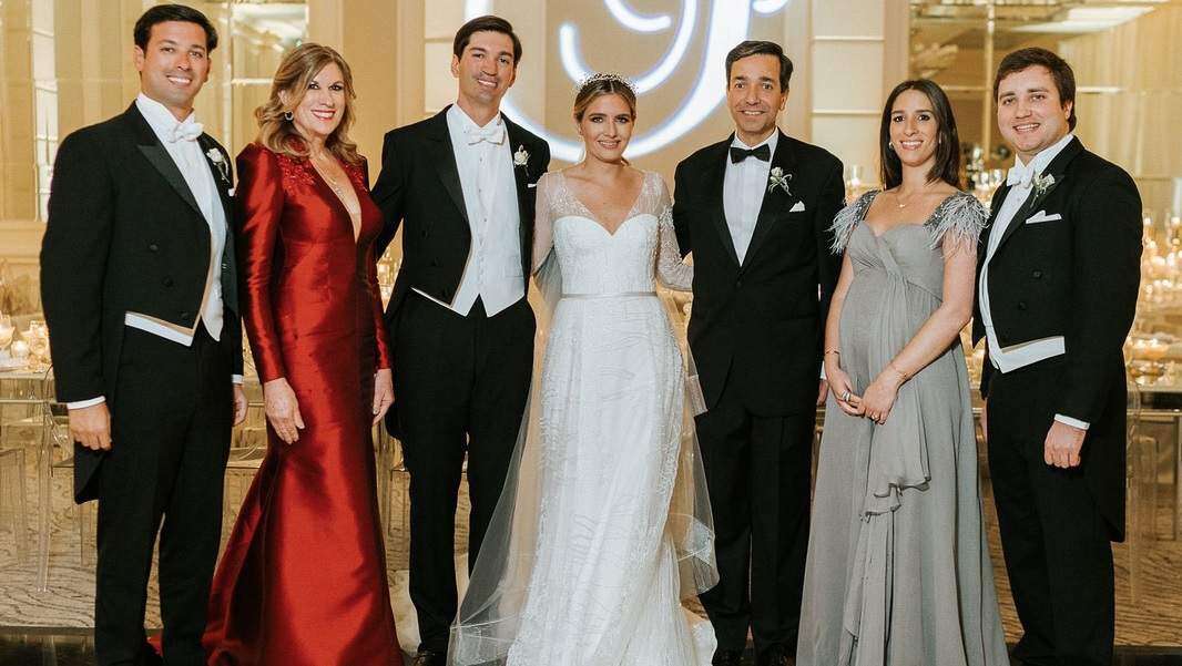 Fortuño celebra boda de uno de sus trillizos