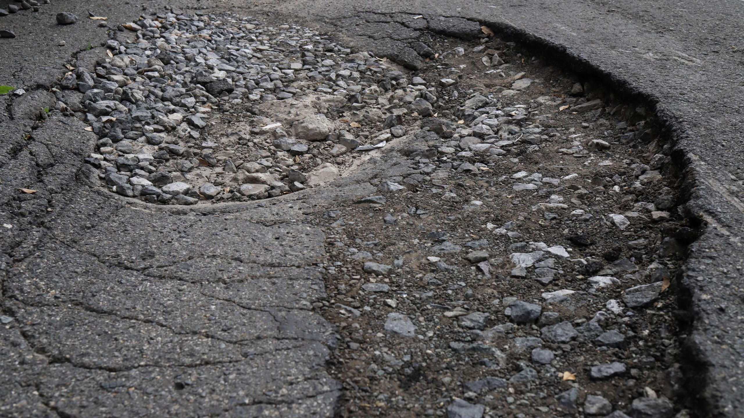 Rosselló entregará a municipios 30,000 toneladas de asfalto