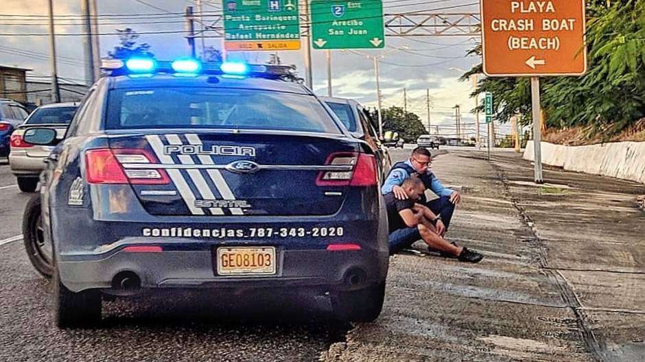 Policía consuela a joven tras muerte de su hermano