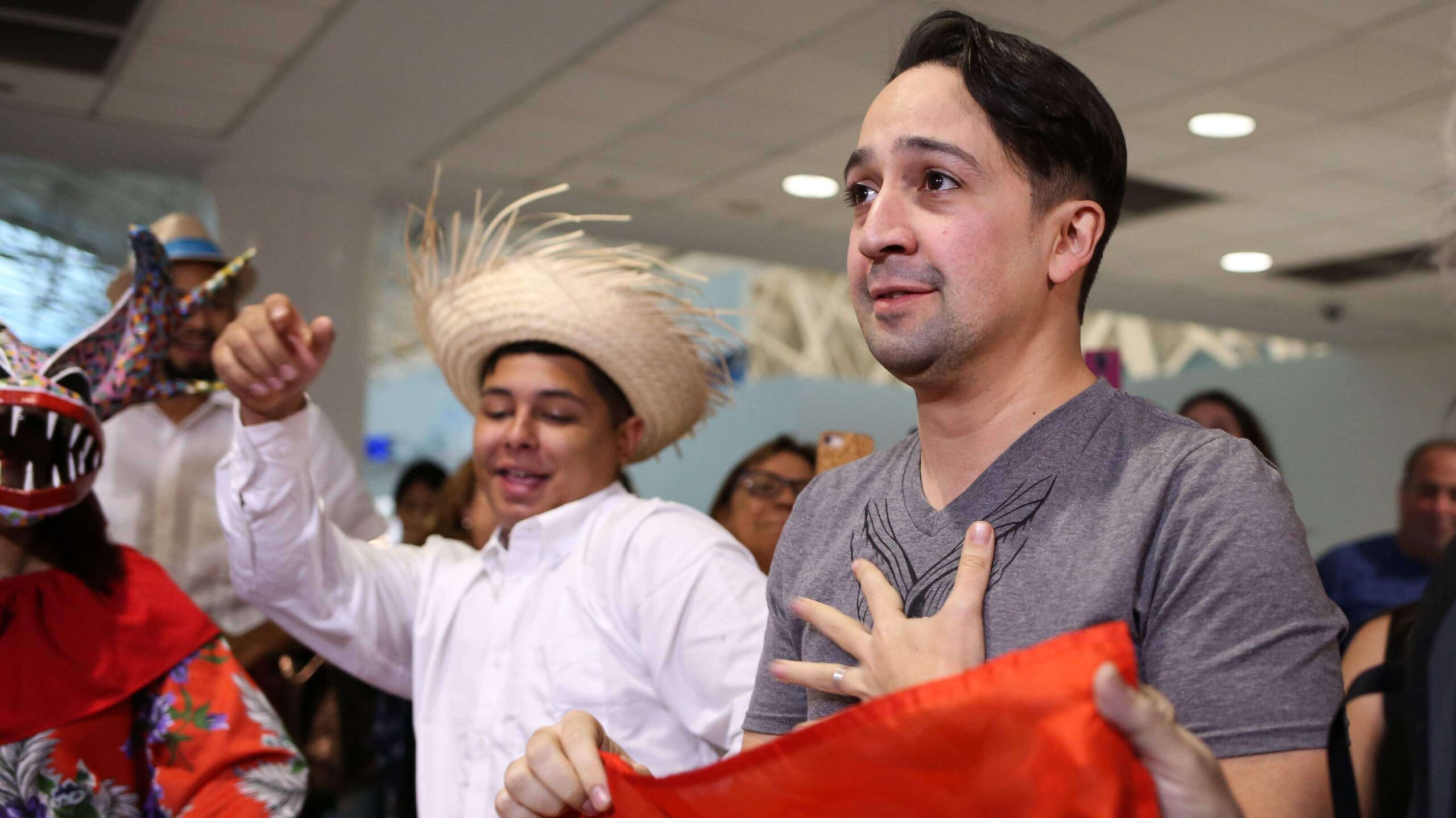 Lin Manuel enfrenta controversias de Hamilton con risa y jolgorio