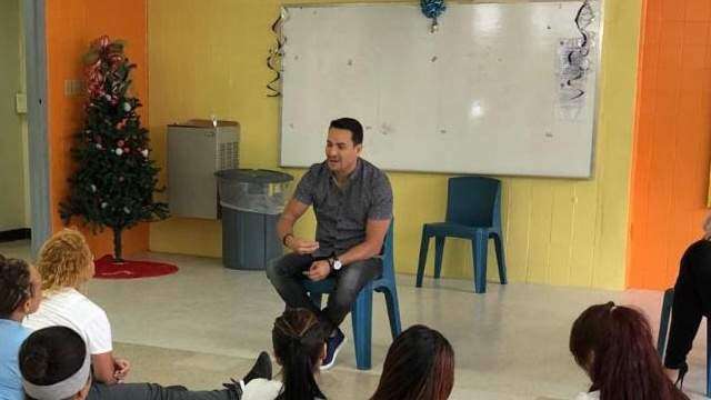 Víctor Manuelle sorprende a un grupo de confinadas