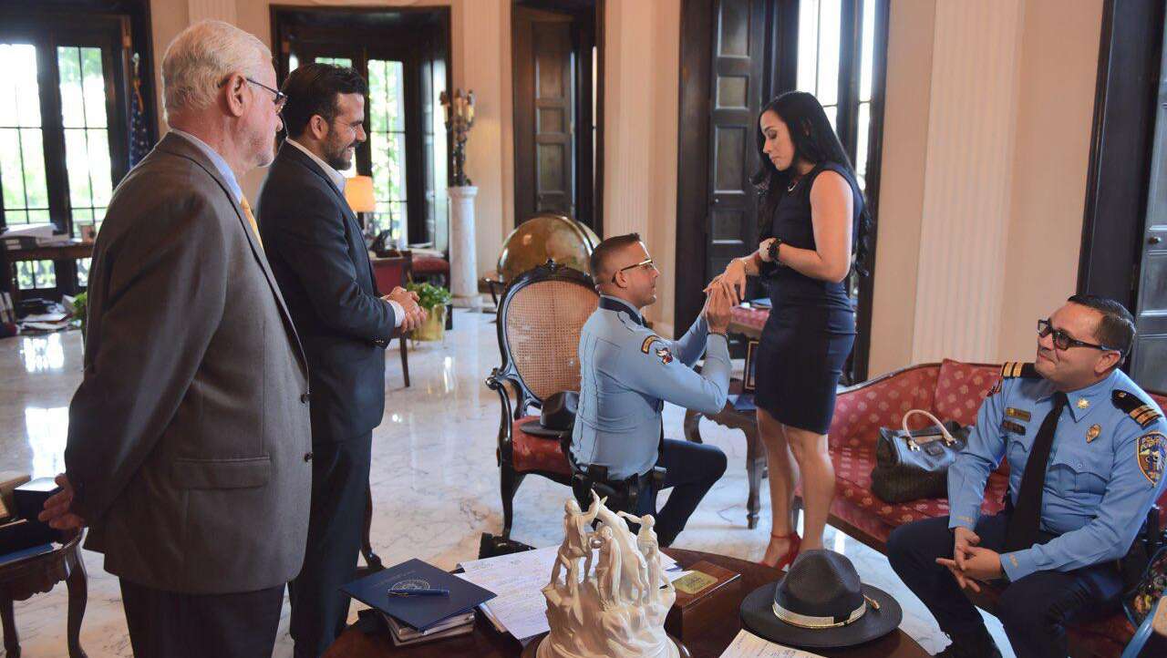 Agente aprovecha visita a Fortaleza para comprometer a su pareja