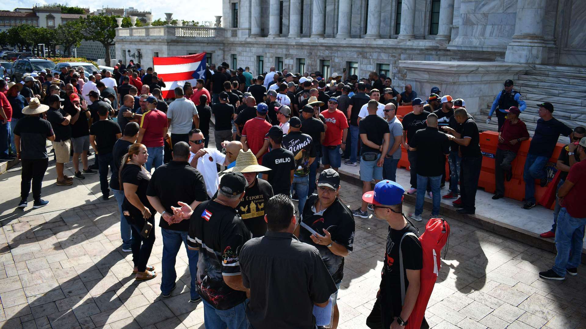 Defienden el honor y tradición de las peleas de gallos