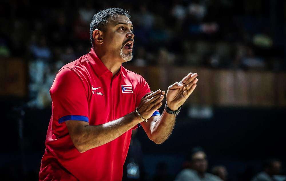 Eddie Casiano discute con el Playmaker sobre sus estrategias de baloncesto