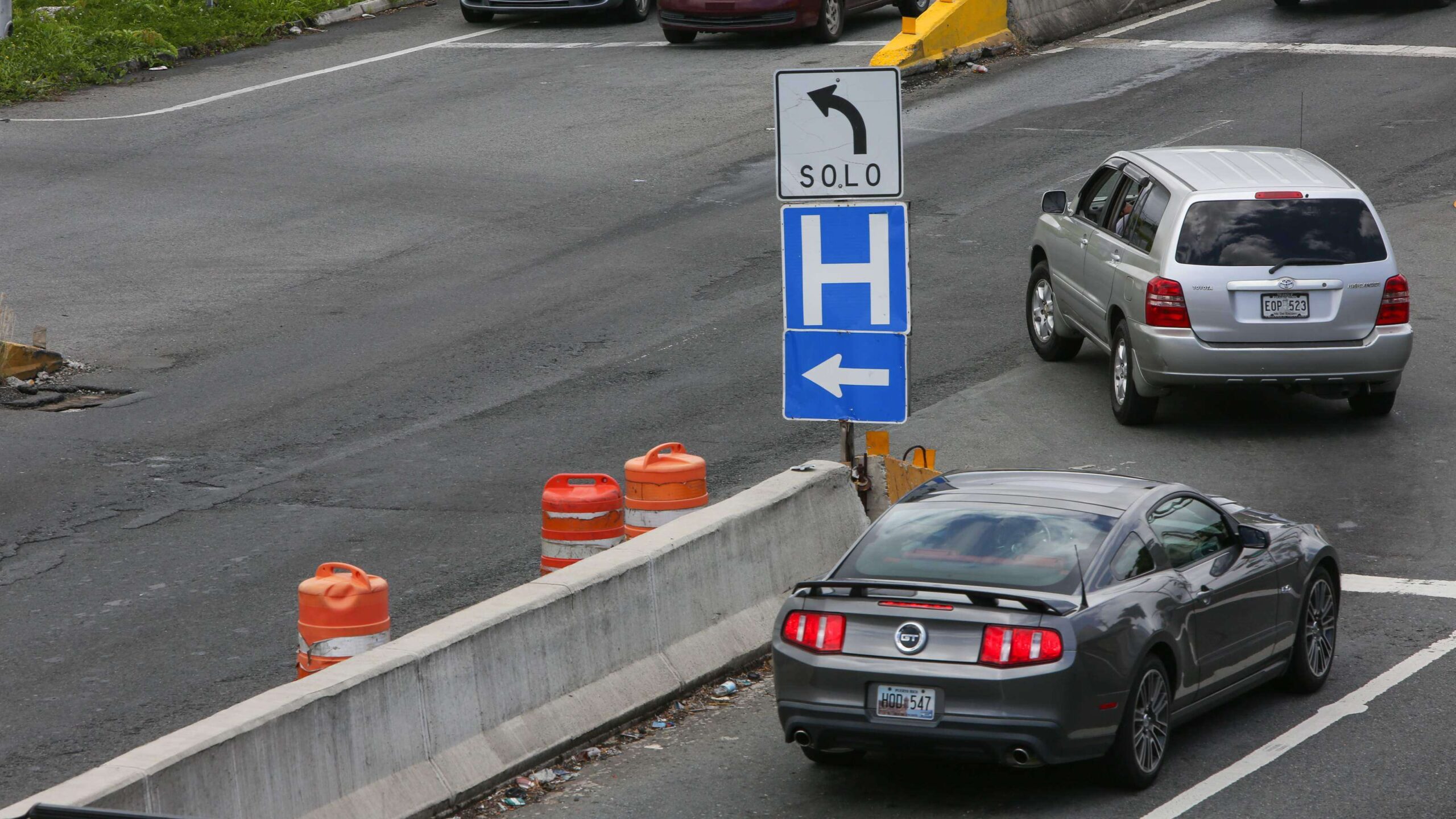 Cierran tramo de la PR-1 por auto incendiado
