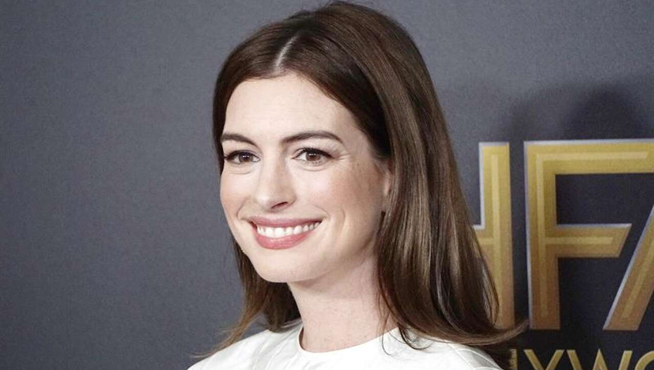 Hathaway se convierte en bruja