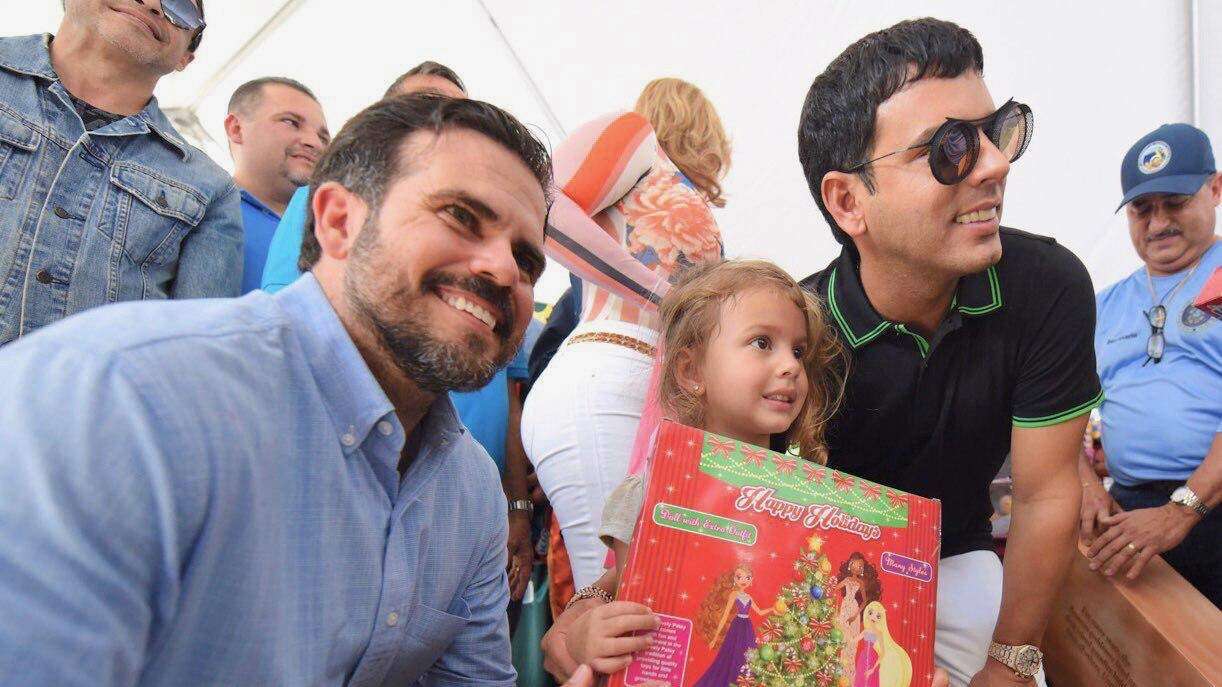 Rosselló se une a Tito ‘El Bambino’ para entregar regalos en Lares