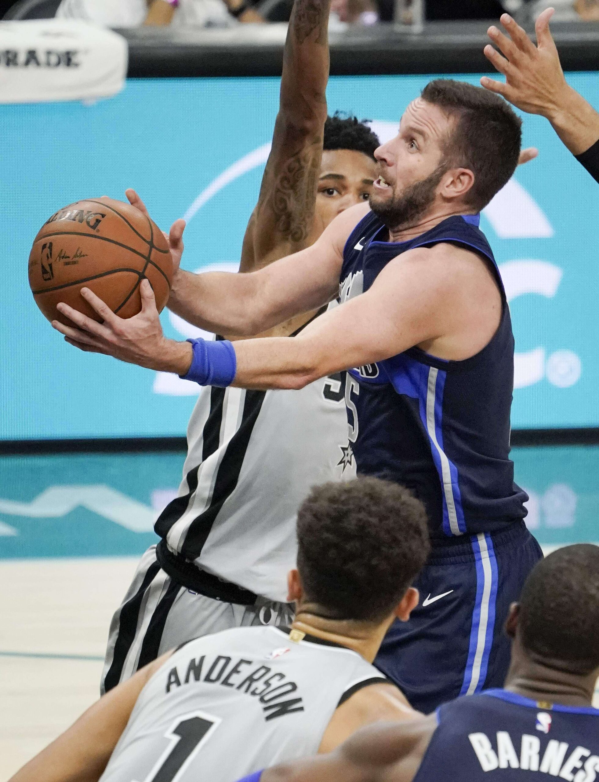 Lesión podría cambiar la temporada para Barea