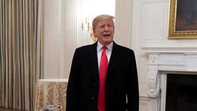Trump recibe a futbolistas con 1,000 hamburguesas