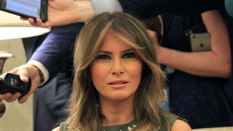 Periódico británico se disculpa con Melania y le pagará indemnización