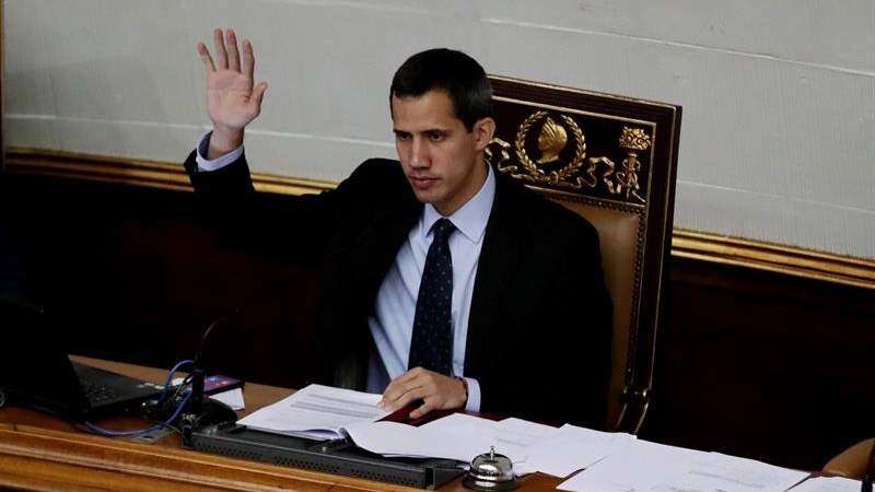 Justicia venezolana le prohibe salida del país a Juan Guaidó
