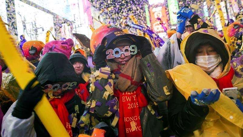 Despiden el 2018 en Nueva York bajo la lluvia