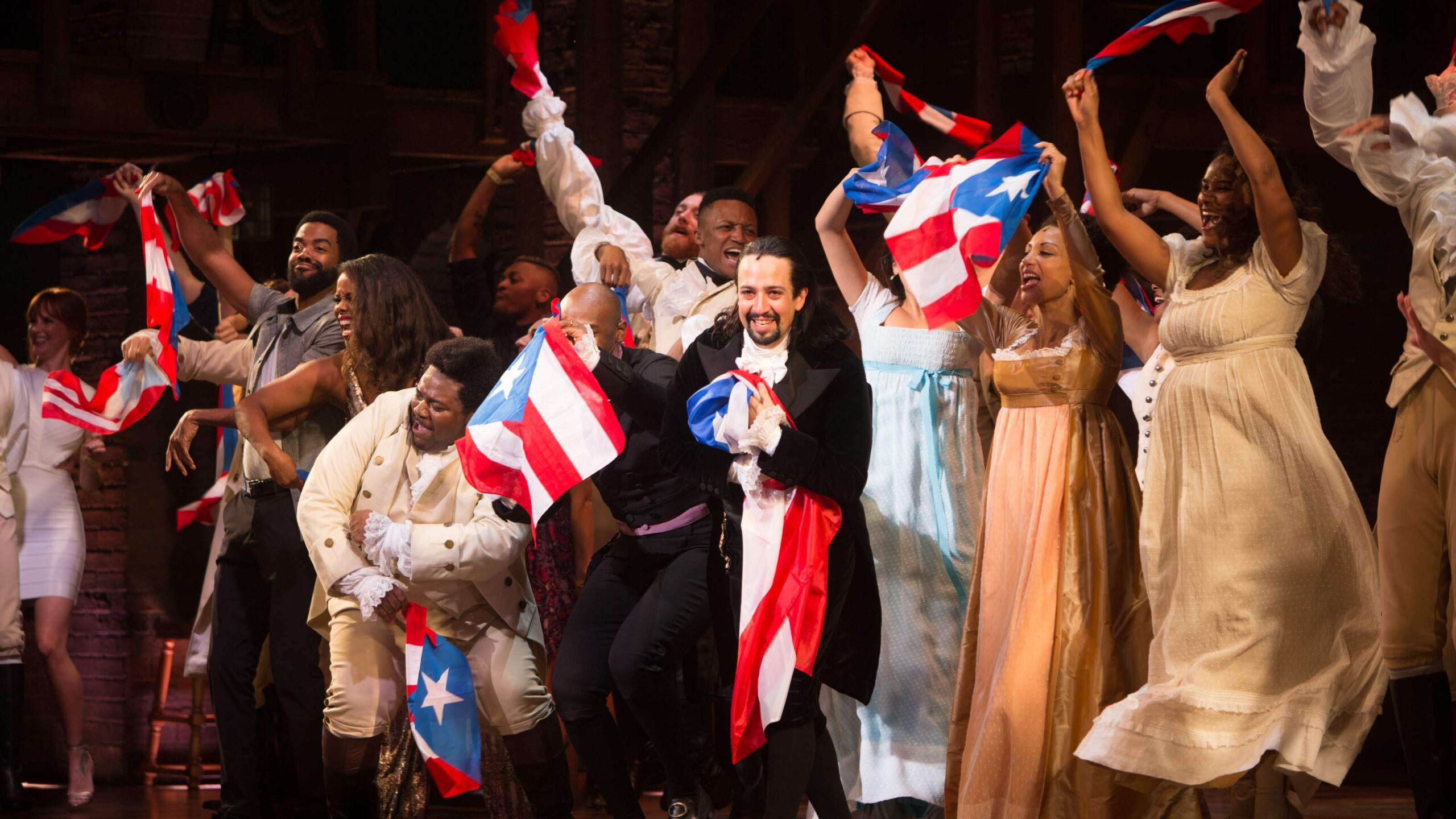 Con banderas en mano, se despide el elenco de Hamilton