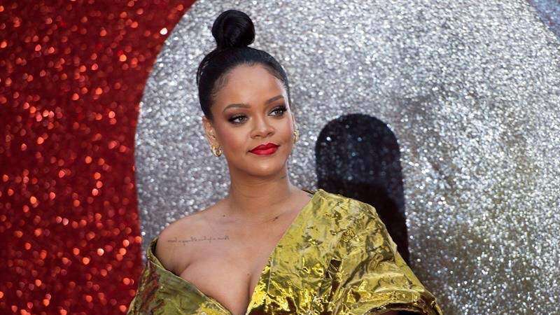 Padre de Rihanna se aprovechó de su nombre para negocios