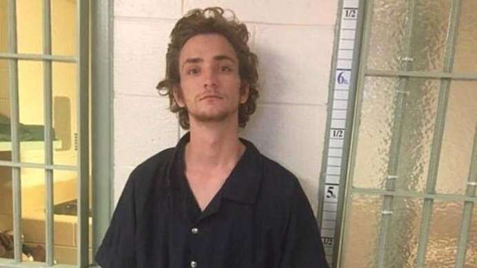 Detienen a joven que asesinó a su familia y la de su pareja