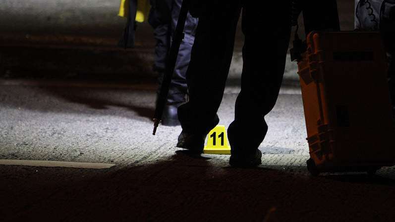 Encuentran cuerpo de joven baleado frente a planta de AAA