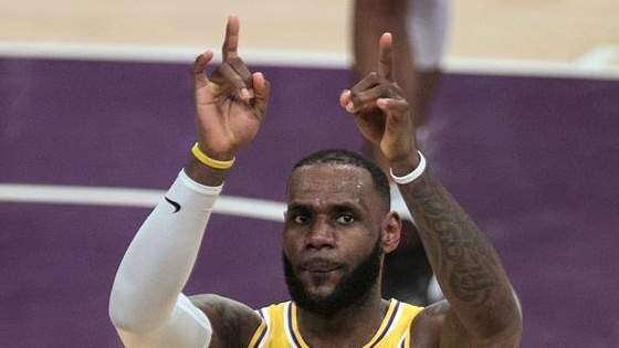 LeBron se perderá varios partidos más por una lesión