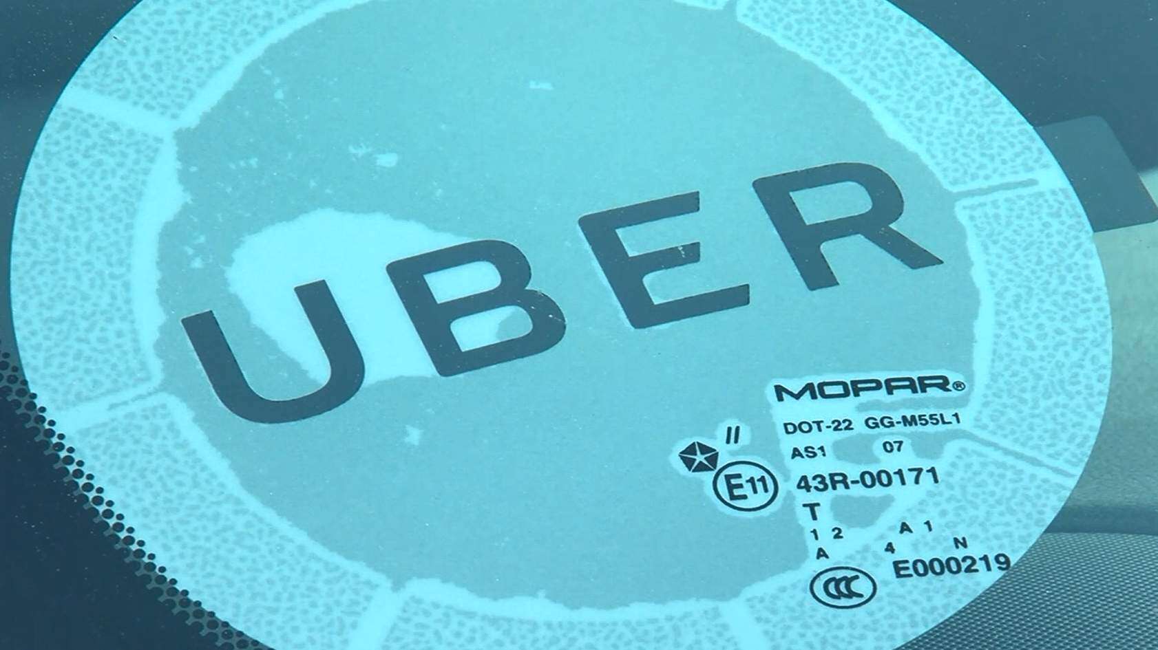 Chofer de Uber le rompe las costillas a cliente