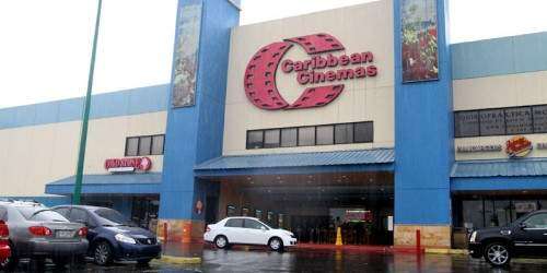 Estrellan carro contra cine de Santa Isabel