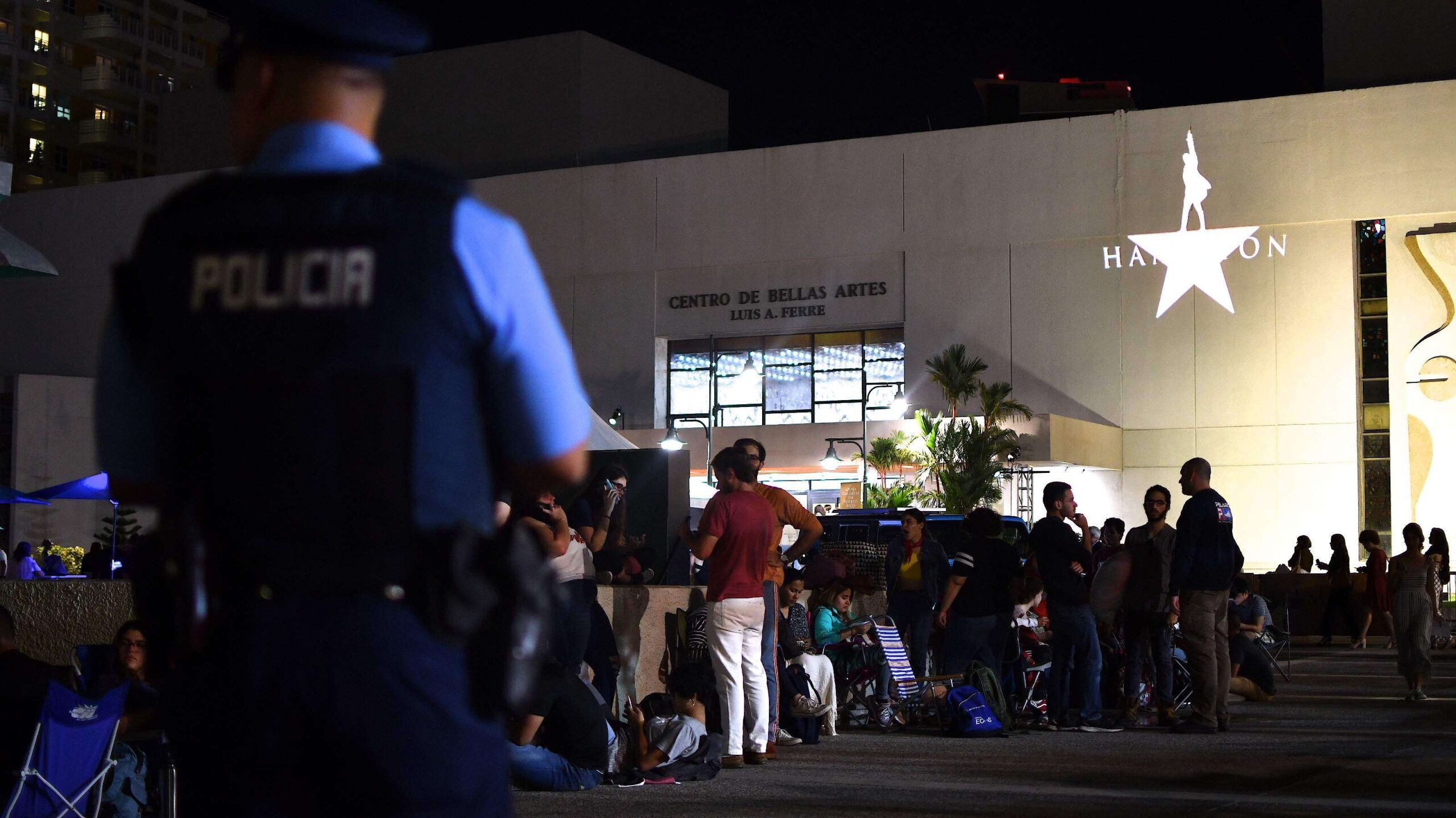 Estudiantes hacen fila para boletos de Hamilton