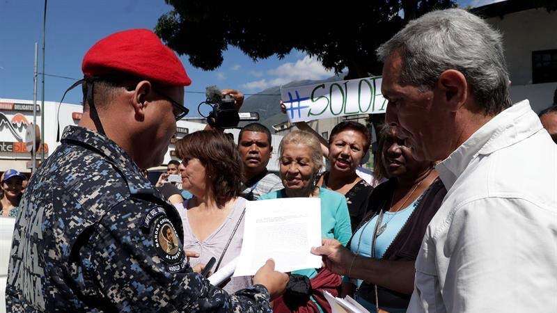 Buscan que militares venezolanos desconozcan a Maduro