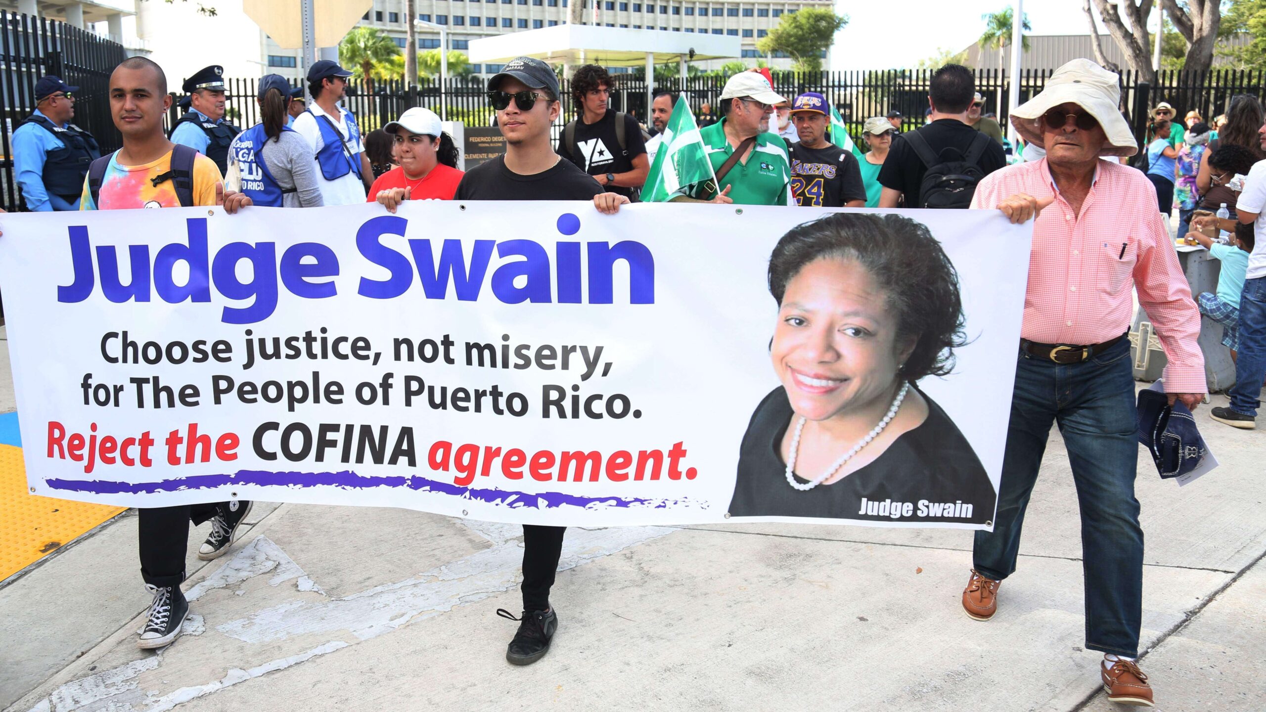 La vista de COFINA desde adentro y desde afuera