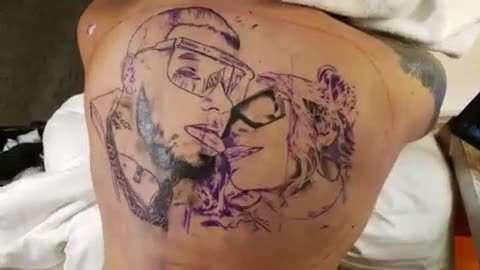 Anuel AA se tatúa cara de Karol G en la espalda