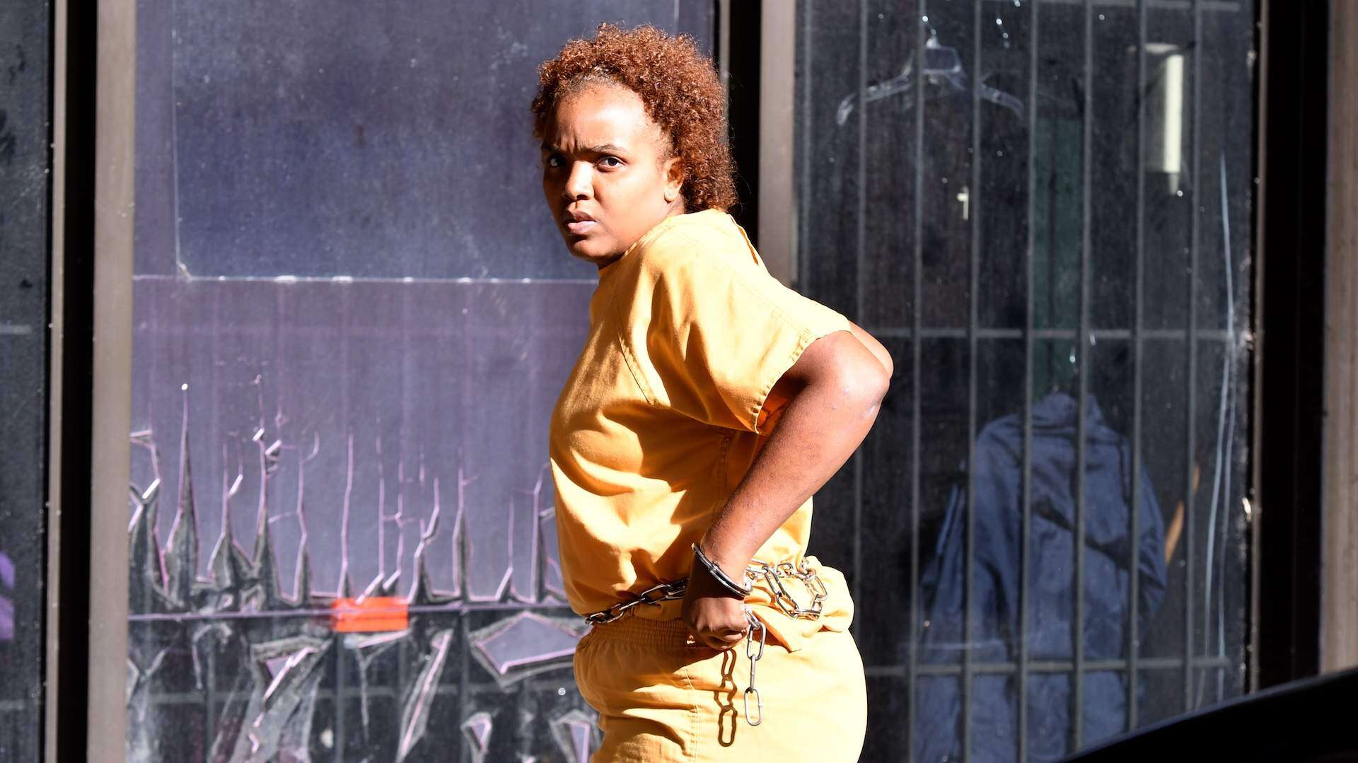 Acusada por asesinato madre de niño que murió en residencial