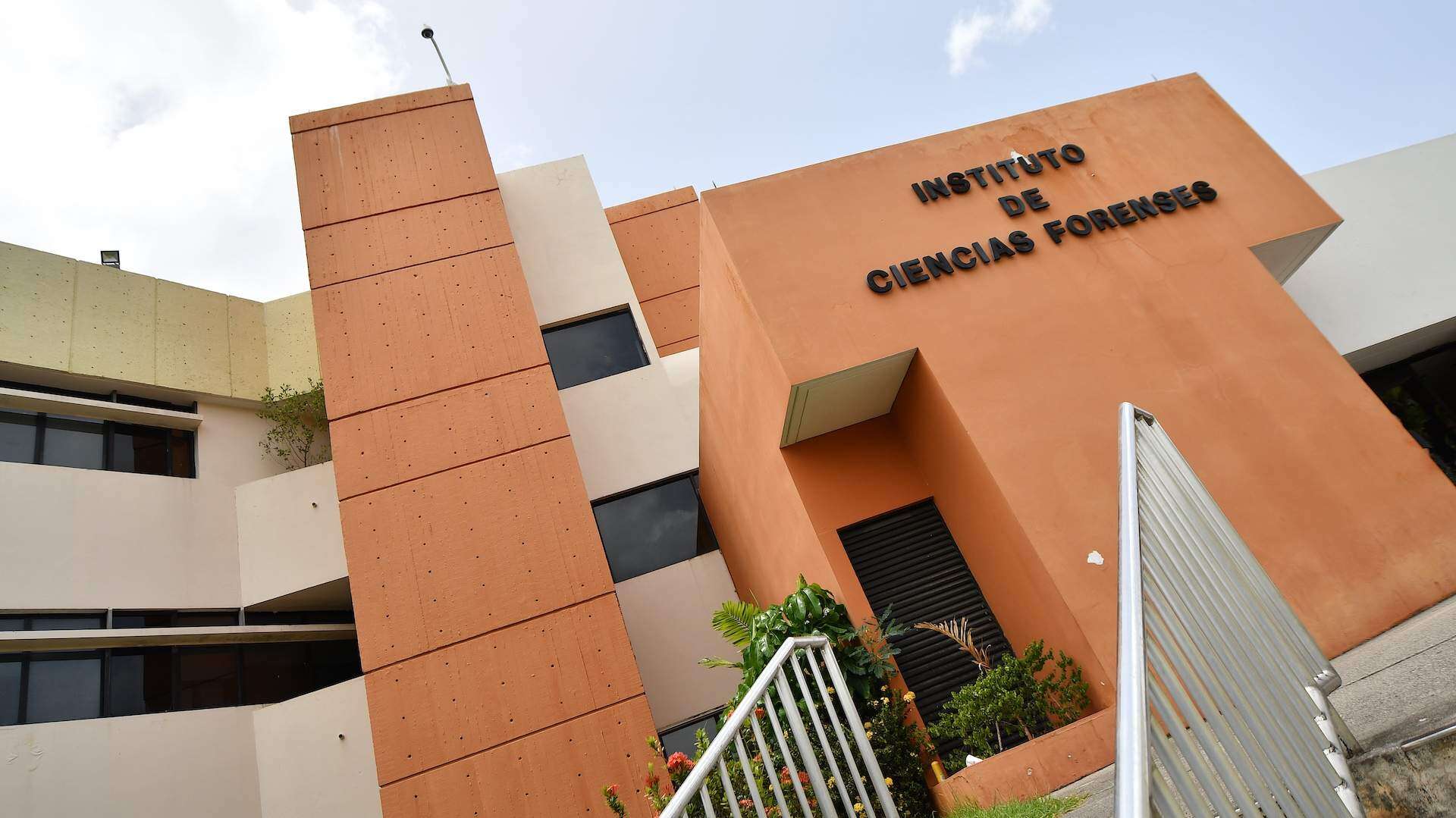 Ciencias Forenses investigará cuerpos en el suelo de sala de autopsia