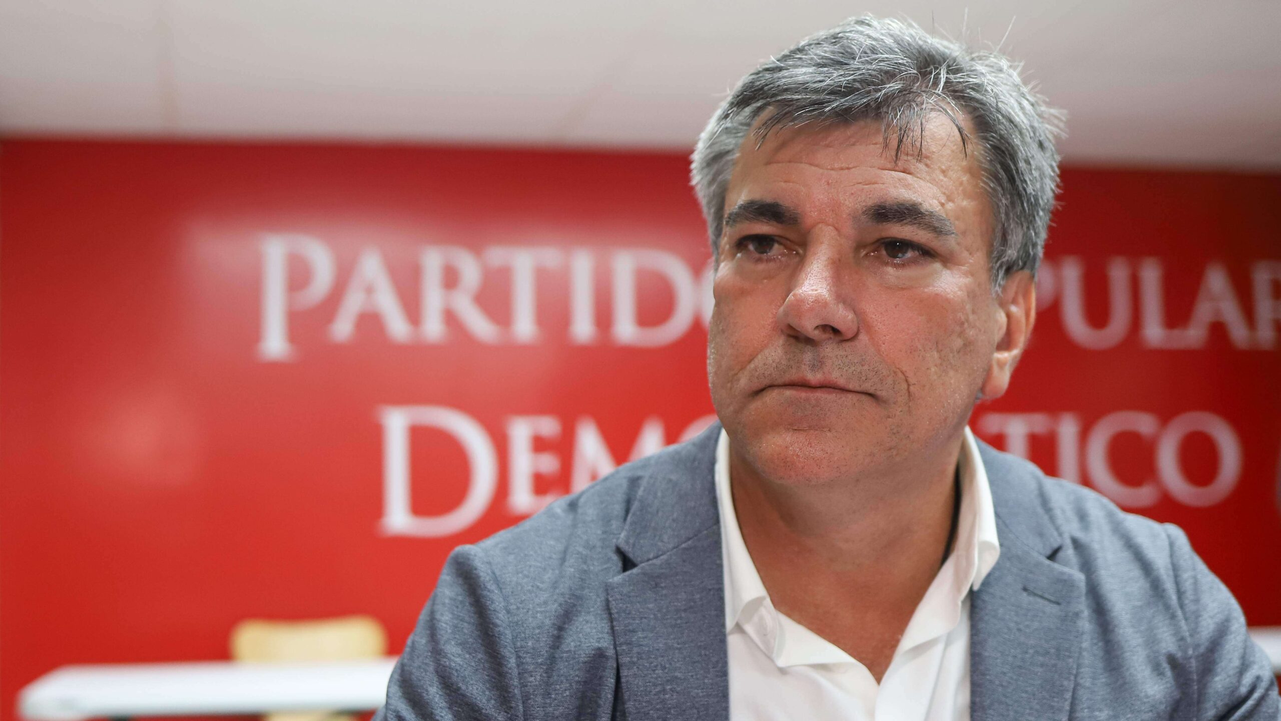 Alegan alcalde de Isabela botó a retador de su hijo por la alcaldía