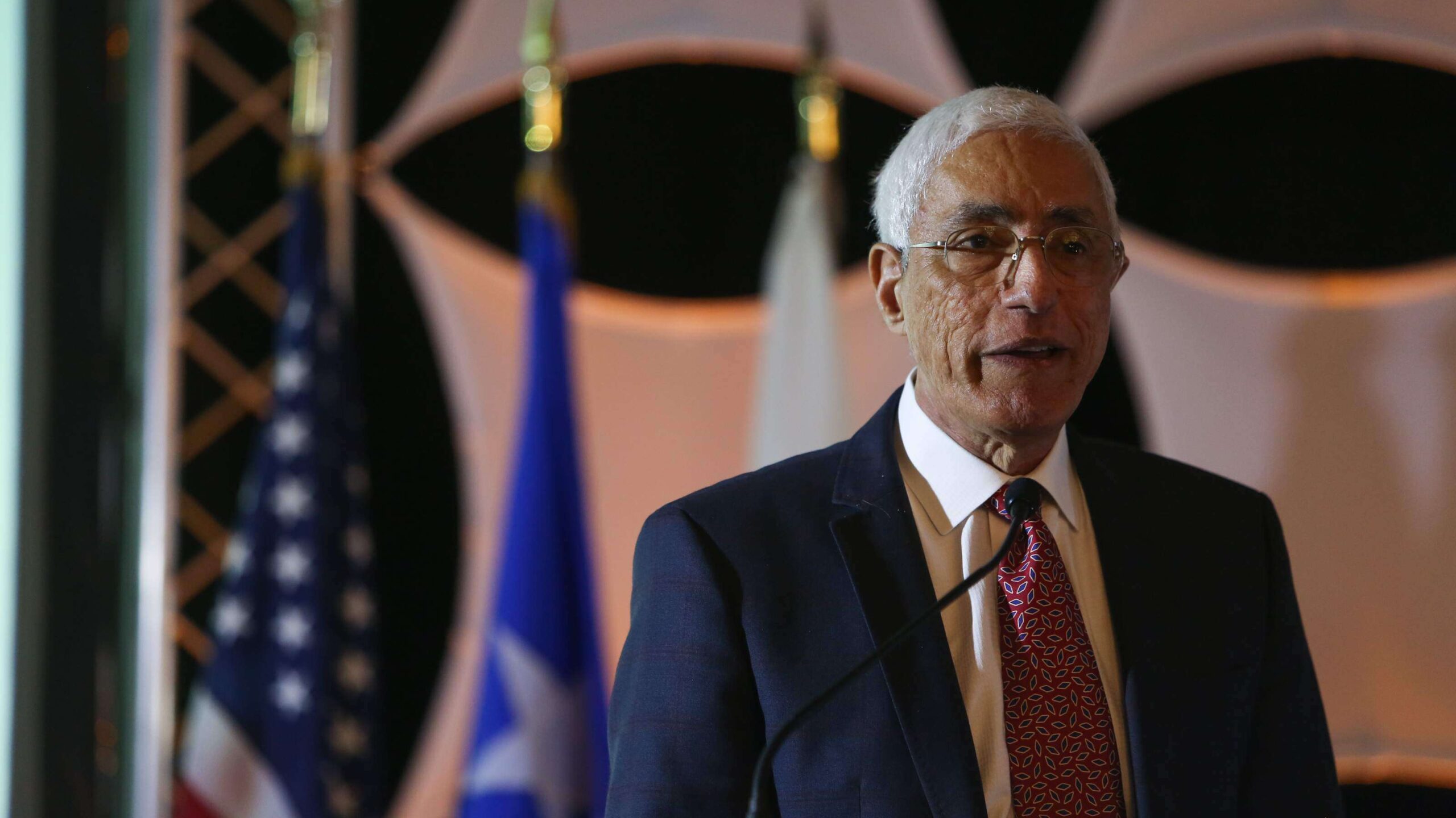 Faltan los chavos federales, pero no los amigos de la casa