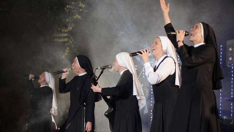Monjas difunden el mensaje de Dios a través del rock