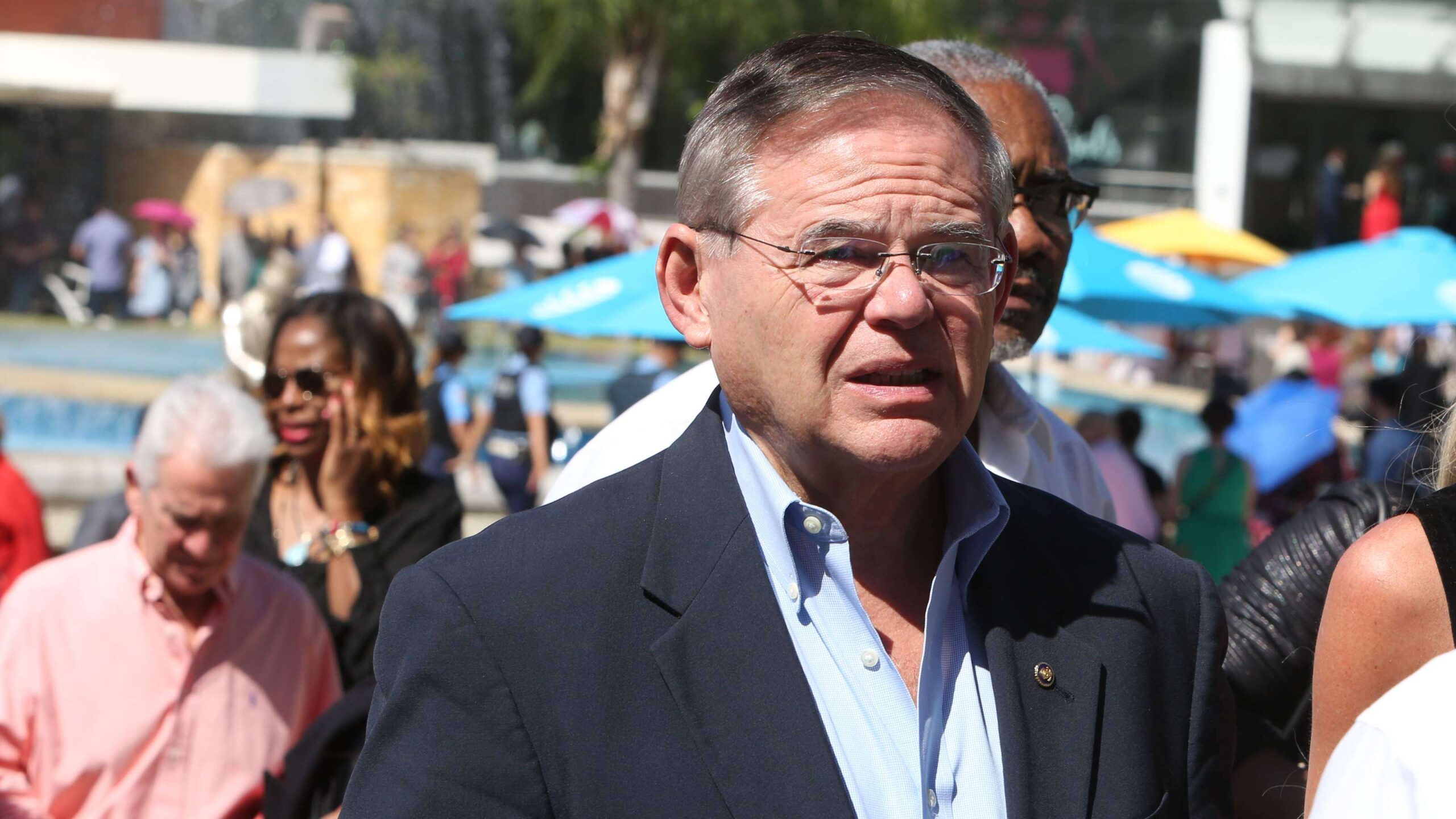Critican visita a la playa de senador demócrata
