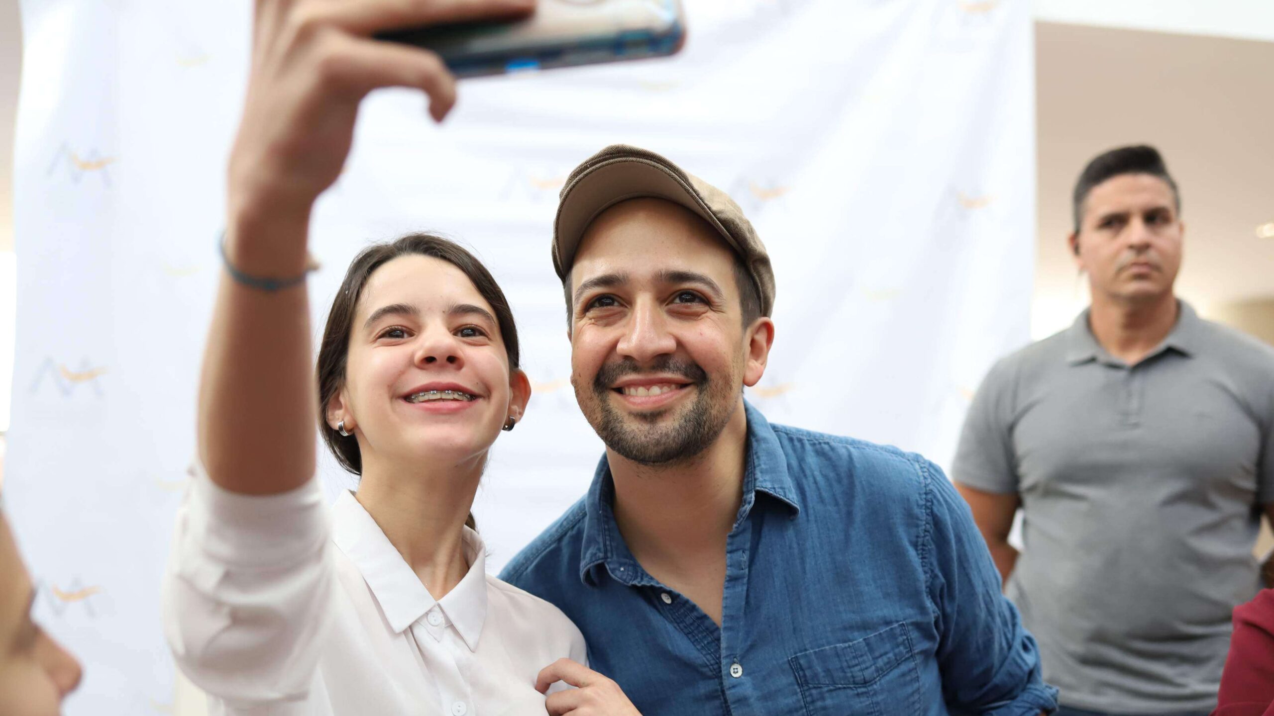 Lin Manuel visita tradicional fiesta de Reyes Magos