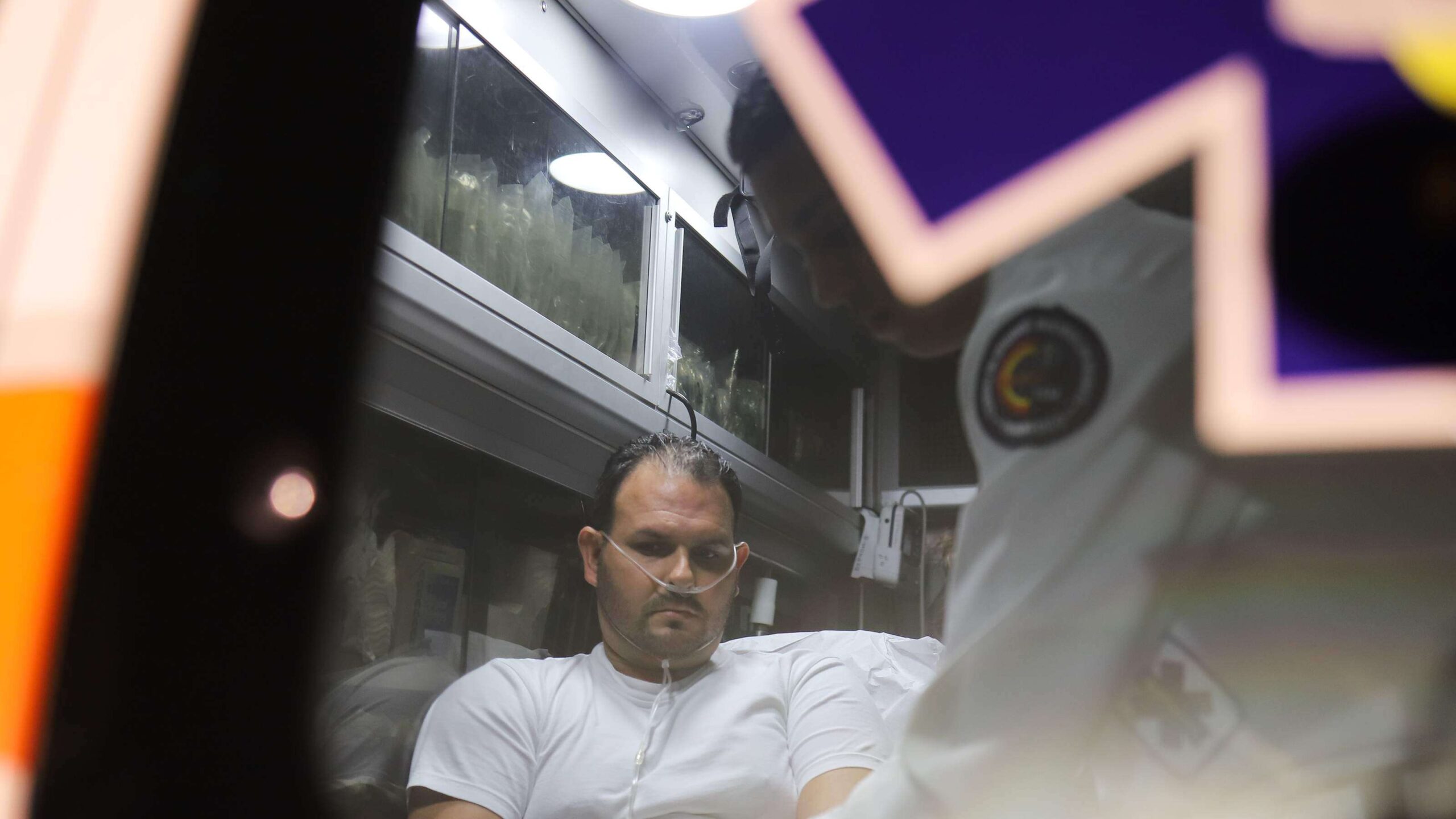 Sacan en ambulancia a guardia que atracó cooperativa en Guaynabo