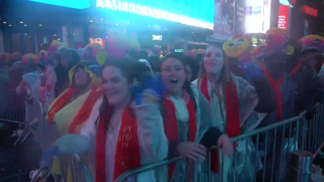 Times Square celebra tradicional fiesta de Año Nuevo bajo lluvia