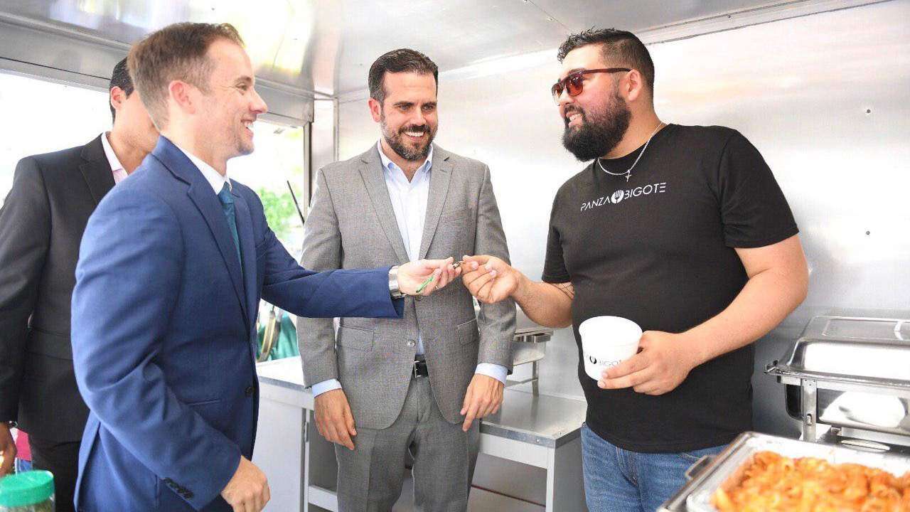 Entregan carretones para el emprendimiento de negocios móviles