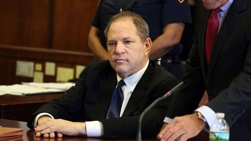 Retrasan juicio contra Harvey Weinstein
