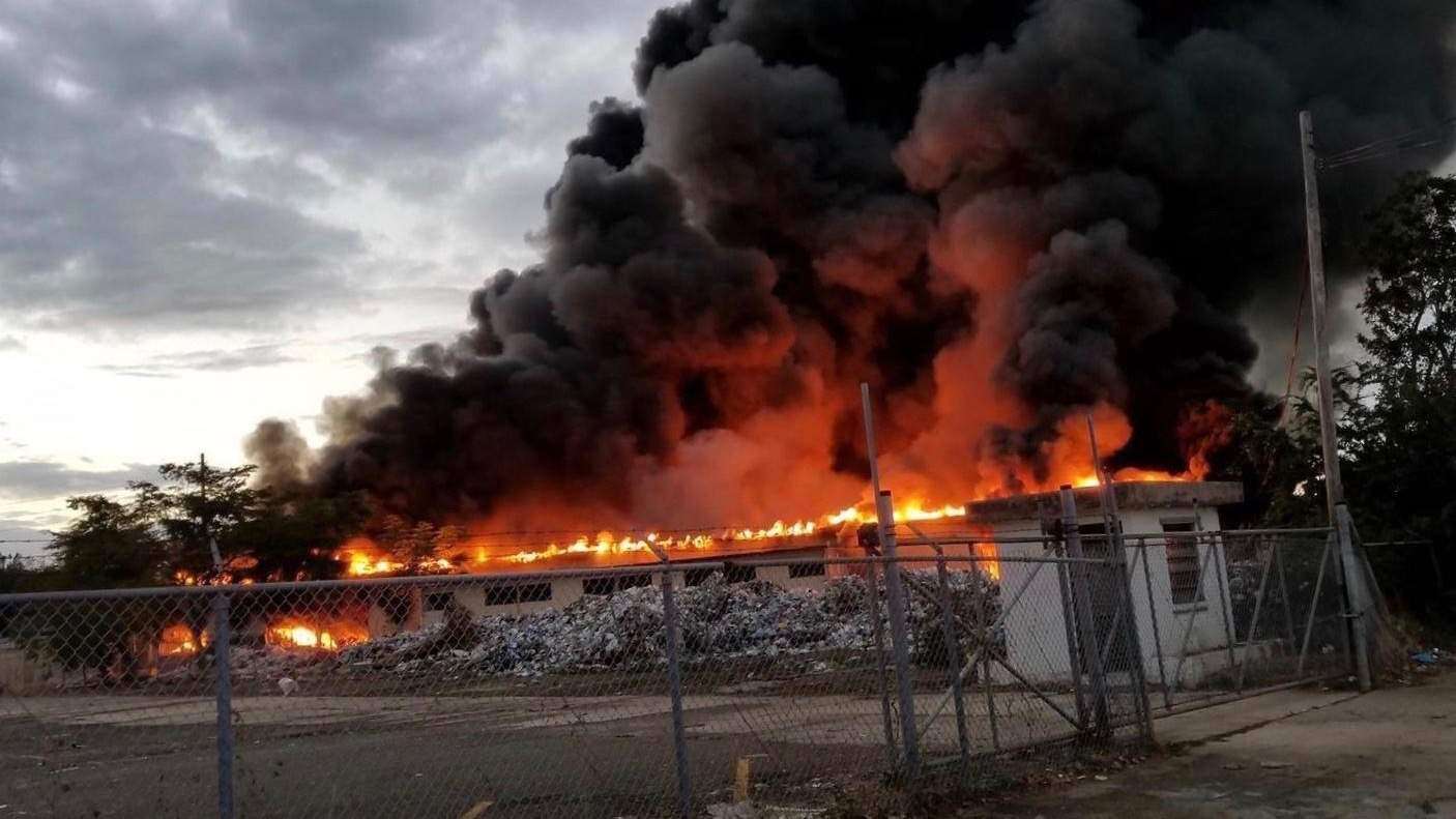 Se incendia centro de reciclaje en Aguada