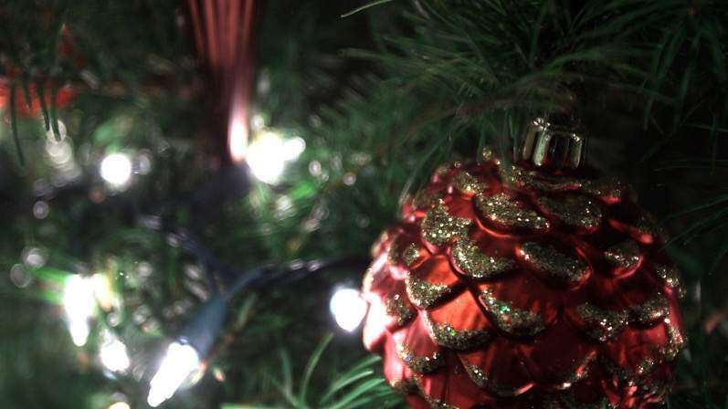 Le roban adornos de Navidad al municipio de San Juan