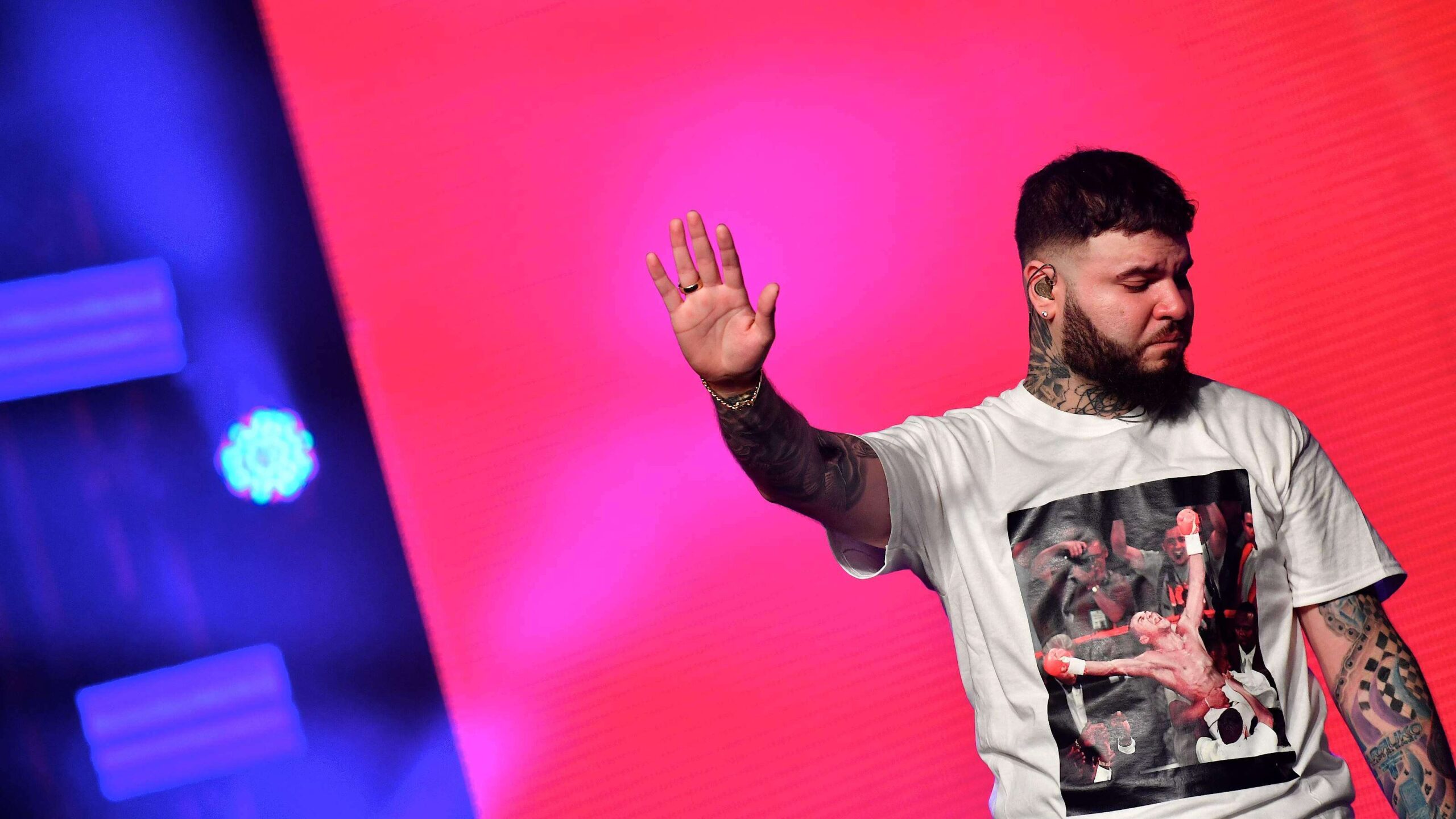 Farruko ora por Puerto Rico durante su concierto