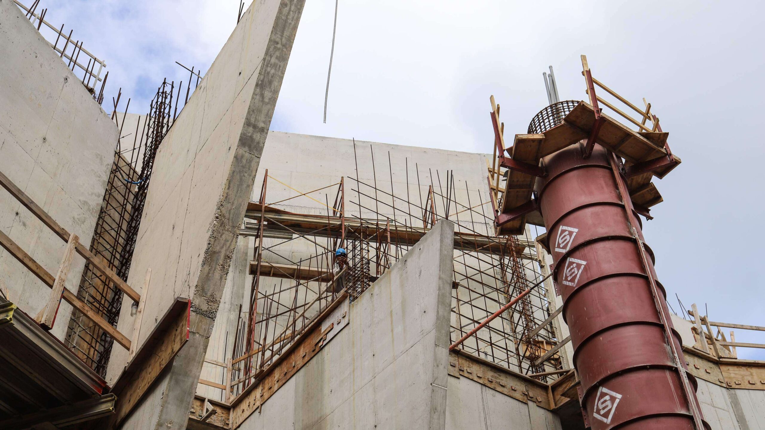 Obrero de construcción cae de una altura de 30 pies